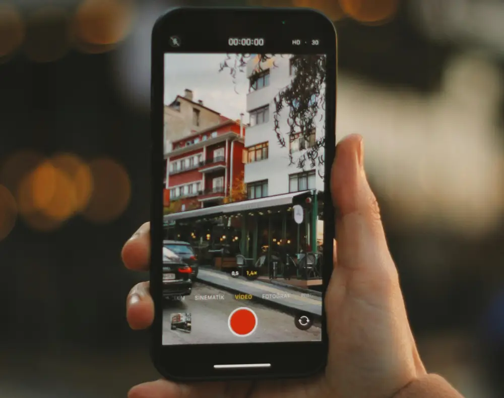 Handheld, Natural Camera Style (Photo by Beyzanur K.)